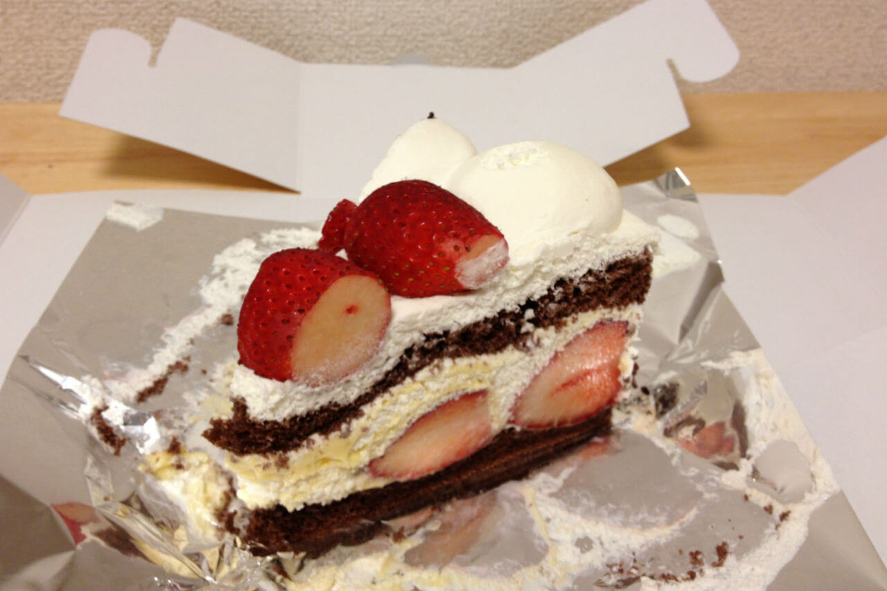 箱を開けて現れたハーブスのストロベリーチョコレートケーキ