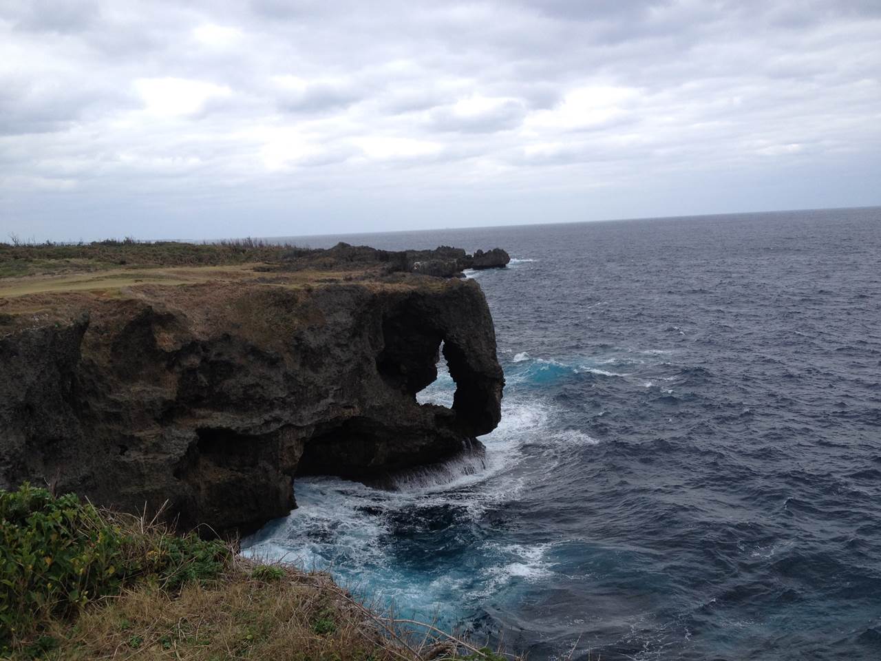 沖縄県の「万座毛」に行ってみたら確かに象の鼻っぽい岩が見えました | Njimablog