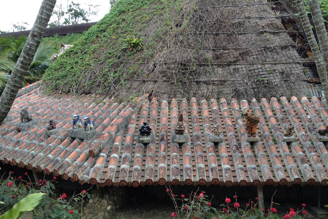 琉球村の家の屋根にいるシーサー達