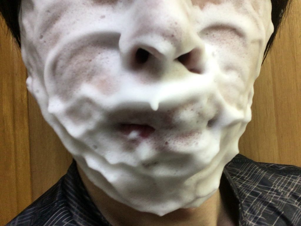 泡立てネットの泡で洗顔中