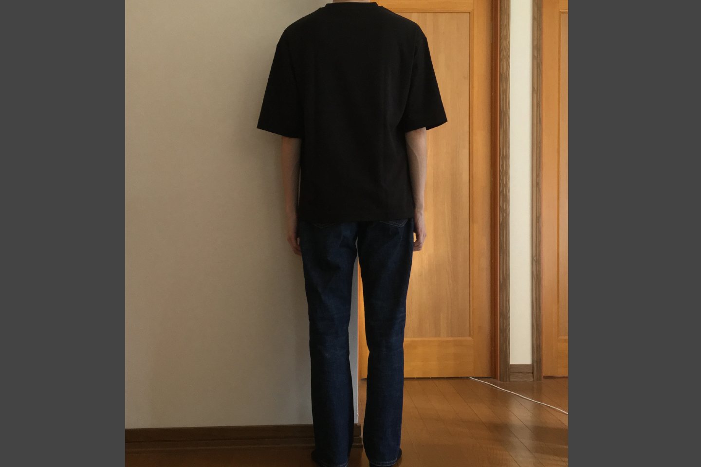 エアリズムコットンオーバーサイズTシャツのブラック着用画像（背面）