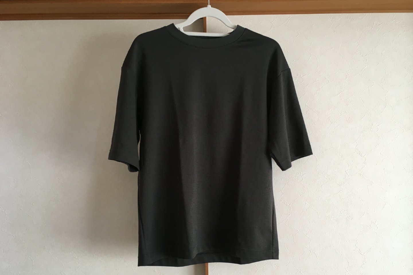 エアリズムコットンオーバーサイズTシャツのグレー正面画像（室内）